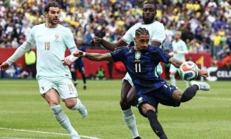 巴萨官宣拉菲尼亚将伤停5周，赛前身体不适仍坚持出战引发争议