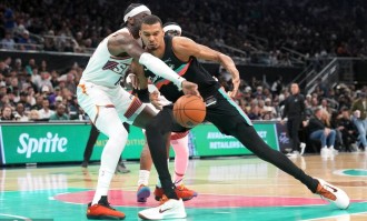 文班亚马17+11卡斯尔20分 马刺擒太阳7连胜