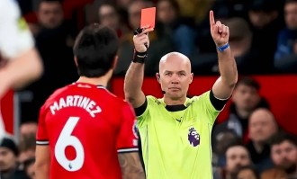 裁判双标！罗梅罗扯发没牌，利马同样动作直红，曼联将上诉英足总