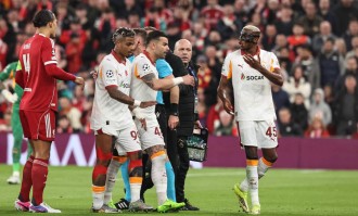 六万一千人在安菲尔德见证重逢：多特传奇与利物浦传奇2比2战平，克洛普回归教席旁观