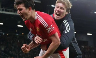 双标黑哨！曼联1-2利兹联惨案：利马冤红牌，肘击飞铲全无视，英足总保送热刺保级？